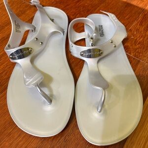 Michael Kors Plate PVC Jelly Sandals in silver, Size 9